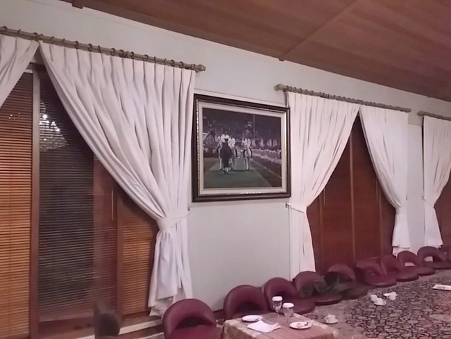  Terdapat pula area yang tampak seperti tempat pertemuan. Bantal duduk berwarna merah terlihat berjejer dengan rapi. (Foto: Marlinda/detikcom)