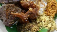 Nah, yang ini nasi krawu lauknya bacem paru, babat dan dendeng. Foto : Instagram @maktiendailyfood