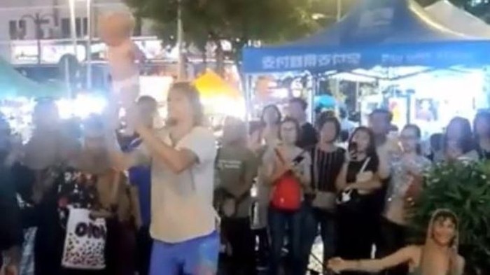 Sang bayi tampak dijadikan bagian pertunjukkan oleh pasangan asal Rusia. (Foto: BBC/Facebook/ZAC.ABDULCHEAH) Sang bayi tampak dijadikan bagian pertunjukkan oleh pasangan asal Rusia. (Foto: BBC/Facebook/ZAC.ABDULCHEAH)
