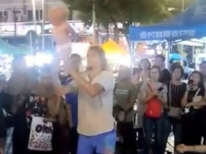 Gara-gara Guncangkan Bayinya, Pengamen Rusia Ditangkap di Malaysia