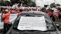 Massa juga membawa berbagai spanduk dan poster.