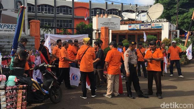 Jelang Aksi, Massa Pegawai Pasang Spanduk 'Selamatkan PT Pos'