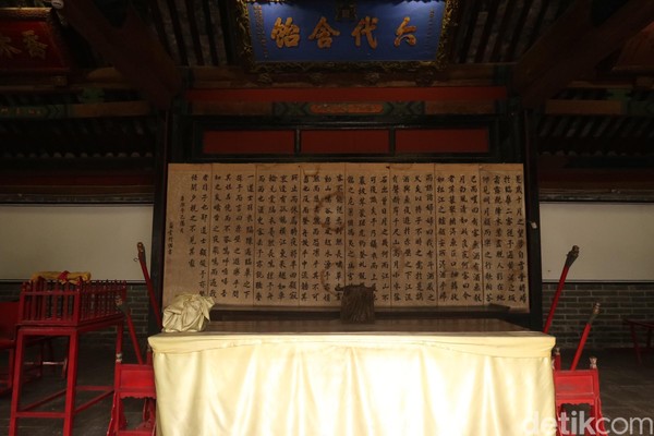 Rumah ini layaknya kerajaan di Qufu. Siapa yang melanggar akan diberi hukuman. Jika kesalahannya kecil, ia hanya akan diberi hukuman. Tapi jika kesalahan besar maka orang tersebut akan diadili oleh Pengurus Rumah. (Bonauli/detikTravel) Rumah ini layaknya kerajaan di Qufu. Siapa yang melanggar akan diberi hukuman. Jika kesalahannya kecil, ia hanya akan diberi hukuman. Tapi jika kesalahan besar maka orang tersebut akan diadili oleh Pengurus Rumah. (Bonauli/detikTravel)