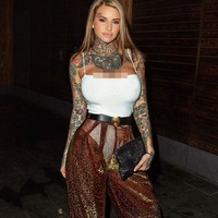 Tak lama dari itu, Jemma mulai hobi melakukan tato di tubuhnya. Tak cukup satu atau dua tato. Ada puluhan tato di tubuhnya hingga di bagian wajahnya. Foto: Instagram