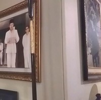 Lukisan Presiden RI Pertama Soekarno jadi focal point ruangan. Potret sosok proklamator yang sedang menunggang kuda, dengan bingkai bernuansa emas semakin menambah kesan klasik. (Foto: Marlinda/detikcom)