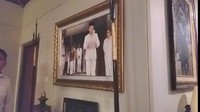 Lukisan-lukisan Bung Karno dan Jenderal Sudirman menghiasi dinding ruang kerja Prabowo. Salah satunya saat Bung Karno membacakan teks proklamasi. 