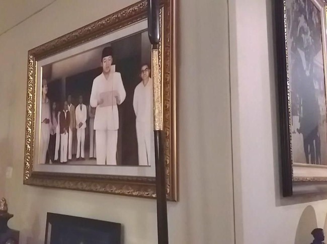Lukisan Presiden RI Pertama Soekarno jadi focal point ruangan. Potret sosok proklamator yang sedang menunggang kuda, dengan bingkai bernuansa emas semakin menambah kesan klasik. (Foto: Marlinda/detikcom)