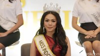 Alya akan melepas gelar Miss Indonesia yang dimilikinya itu untuk para juniornya. Pool/Noel/detikFoto.
