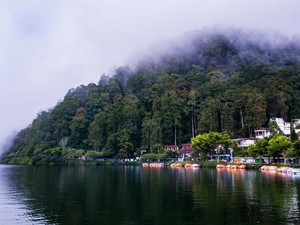Telaga Sarangan, Wisata Alam Seru dan Sejuk di Jawa Timur