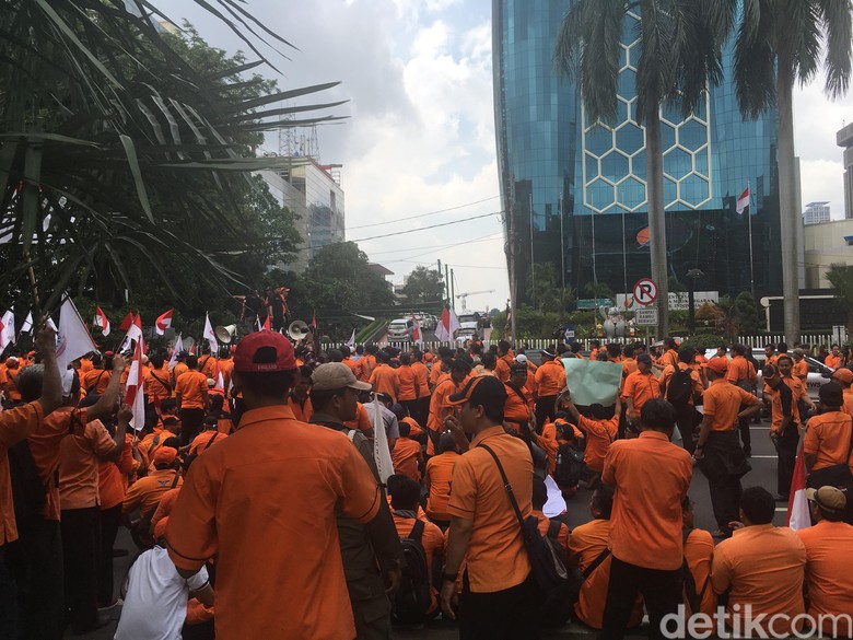 Pegawai Pos Tiba di Kantor BUMN, Minta Bertemu Rini Soemarno Pegawai Pos Tiba di Kantor BUMN, Minta Bertemu Rini Soemarno