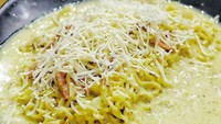 Mie instan hotplate bisa dicoba di Whats Up Cafe. Kafe kekinian ini juga punya menu mie lainnya mulai mie asam manis hingga mie carbonara. Harga mie instan di sini juga tak menguras kantong. Foto: Instagram