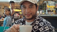 Mengawali karir sebagai pembawa berita, Jeremy Teti punya gaya yang unik dan menarik perhatian. Lewat akun Instagramnya, ia sering membagikan momennya ketika kulineran seru. Foto: Instagram @tetijeremy