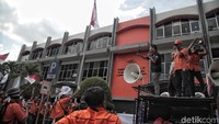 Perwakilan demonstran berorasi.