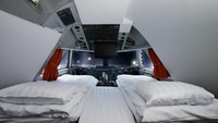 Nah, kamar-kamarnya juga tidak kalah unik. Mau coba tidur di kokpit ini misalnya? (Jumbo Jet)