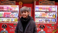 Pose di depan vending machine tak Kenzy lewatkan di Jepang. Katanya mesin berwarna merah itu cute. Foto: Instagram kenzy_taulany