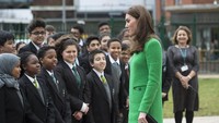 Kate Middleton saat berkunjung ke sebuah sekolah di London, Inggris pada Selasa (5/2) waktu setempat. Eddie Mulholland - WPA Pool / Getty Images