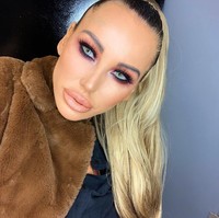 Aku ingin memiliki implan di tumit. Implan ini dari Korea, katanya kepada dokter di serial Botched yang tayang di E!, Dr. Terry Dubrow dan Dr. Paul Nassif. Foto: Instagram