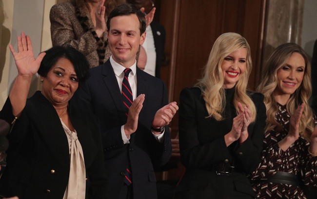 Netizen pun mengomentari pilihan baju hitam Melania yang kini viral. Bahkan bukan hanya Melania yang memakai baju hitam, tapi juga Ivanka Trump, putri Donald Trump. Foto: Getty Images