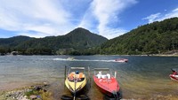 Speedboat di Telaga Sarangan. Berjarak sekitar 16 kilometer arah barat Kota Magetan, Telaga Sarangan memiliki luas sekitar 30 hektar dengan kedalaman 28 meter. (iStock)