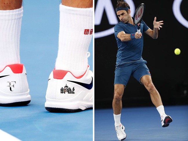 Meski sudah resmi disponsori Uniqlo, petenis ternama Roger Federer masih mengandalkan sepatu Nike saat bertanding. Menariknya, selain logo RF di sepatu sebelah kiri, terdapat pula hiasan gambar jumlah piala grand slam di sepatu sebelah kanan. Misal saat Roger bermain di Australia Open 2019, sepatunya dihiasi angka enam yang menandakan total koleksi piala Australia Open miliknya. (Foto: Getty Images)