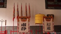 Keluarga Konfusius memiliki bendera kerajaan yang disebut Dragon Flag dan akan dibawa pengawal di barisan paling depan. Bendera tersebut memiliki tulisan yang berbeda-beda. (Bonauli/detikTravel)