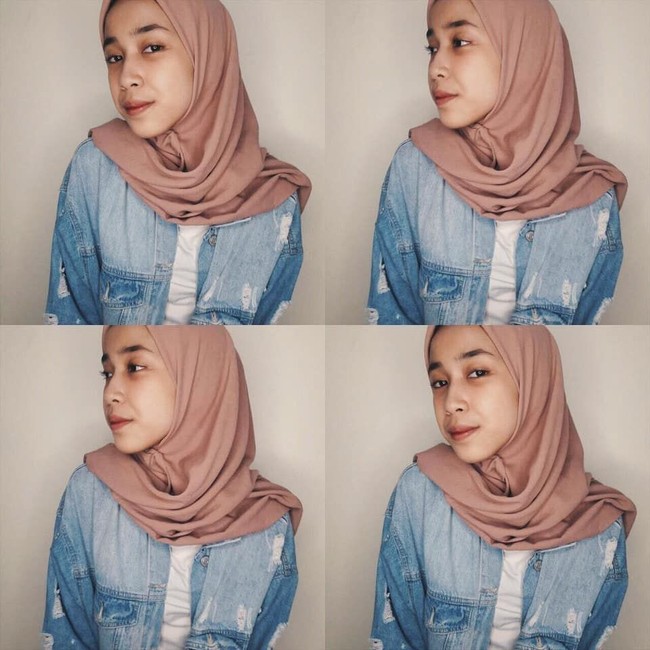 Gaya kasual jadi andalannya. Biasanya ia memakai atasan dengan desain simple baik dalam bentuk kaos lengan panjang, blouse, ataupun kemeja. Ia memadukan atasan dengan celana jeans untuk sehari-hari. Foto: Instagram/Indyratnap