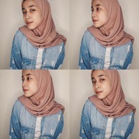 Gaya kasual jadi andalannya. Biasanya ia memakai atasan dengan desain simple baik dalam bentuk kaos lengan panjang, blouse, ataupun kemeja. Ia memadukan atasan dengan celana jeans untuk sehari-hari. Foto: Instagram/Indyratnap