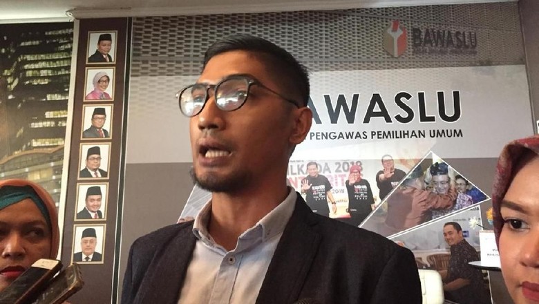 Jokowi Dilaporkan ke Bawaslu soal Propaganda Rusia Jokowi Dilaporkan ke Bawaslu soal Propaganda Rusia