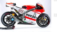 Desmosedici GP14 tampil berbeda dari model sebelumnya. Frame aluminium masih disematkan di sana. Bentuk fairing dan bagian hidung motor berubah. Foto: MotoGP