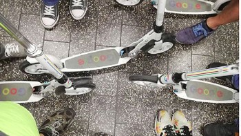 Skateboard Google biasanya sih untuk karyawan pria. (Foto: Instagram/lifeatgoogle)