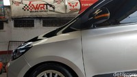 Meski tampilan standarm, mobil ini bisa dipakai balap dan harian. Ubahannya fokus hanya ke dapur pacu, ujar Hendra.  Foto: Ridwan Arifin