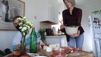 Ukuran robot Bermuda memang sama dengan ukuran tubuh manusia jadi tak heran jika ia kerap tampil dengan pakaian manusia. Eits ia juga sepertinya jago masak nih. Foto: instagram @bermudaisbae