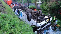 Bus Kramat Djati terguling di Jalan Ciputat Cikopo Cicalengka, sekitar Pukul 04.00 WIB, Rabu (6/2/2019). Badan bus terbalik di bawah flyover Jalan Garut-Bandung.