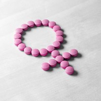 Minum hormon estrogen dipercaya bisa membuat IQ lebih tinggi. Society for Neuroscience mengklaim bahwa menaikkan hormon estrogen bisa meningkatkan ketepatan pada hasil tes IQ dan membantu sel-sel otak berkomunikasi dengan sel lain di dalam tubuh. Mengonsumsi pil estrogen dalam jangka lama bisa meningkatkan risiko kanker, emosi jadi tidak stabil dan membuat pria jadi kewanitaan. Foto: iStock