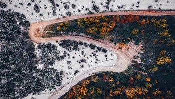 Foto-foto itu diambil oleh fotografer dari dua musim yang berbeda dengan menggunakan drone dan kemudian dikombinasikannya. Istimewa/Dok. Boredpanda.