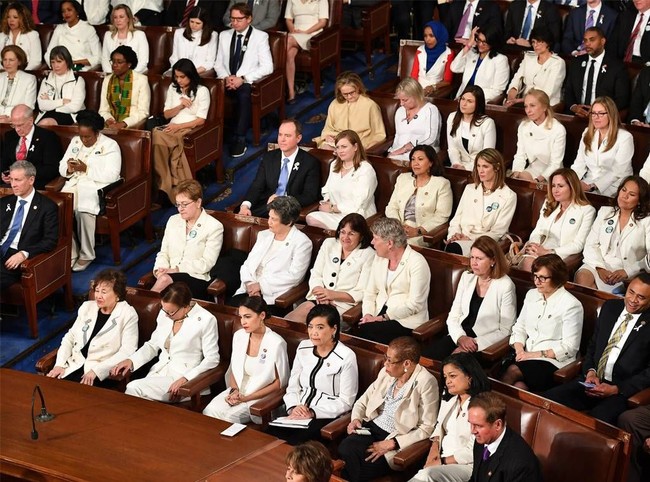 Para anggota parlemen wanita dari Partai Demokrat memilih untuk mengenakan pakaian putih pada pidato kenegaraan State of the Union sebagai bentuk dukungan untuk menghormati peringatan 100 tahun hak pilih perempuan. Foto: Getty Images