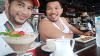 Berteman baik dengan komika Mongol Stres, mereka terlihat asyik menikmati aneka es krim manis dengan buah cherry dan snack lainnya. Foto: Instagram @tetijeremy