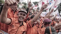 Masa aksi meminta perwakilan dari mereka untuk masuk ke dalam bertemu dengan Menteri BUMN Rini Soemarno. Mereka ingin mengeluh soal direksi PT Pos Indonesia yang dianggap tidak beres.