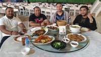 Bersama Vicky Prasetyo, Jeremy memilih hidangan aneka seafood meriah sebagai menu makan mereka. Ada ikan, kepiting, hingga aneka sayuran yang siap memanjakan perut mereka. Foto: Instagram @tetijeremy