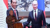 Menteri Perdagangan Enggartiasto Lukita hadir memberikan keterangan di Kantor Pusat Mayora, Cengkareng, Rabu (6/2/2019).