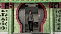 Pintu masuk musala itu pun sangat kental dengan arsitektur khas masyarakat Tionghoa. Tak heran, karena Musala Babah Alun dibangun oleh seorang pengusaha Indonesia yang masih memiliki garis keturunan Tionghoa.