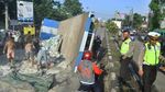 Truk Semen Terguling dan Halangi Jalan