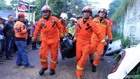 Dua korban pria berhasil dievakuasi tim Basarnas Kantor SAR Bandung, sekitar Pukul 06.40 WIB dalam keadaan tewas.
