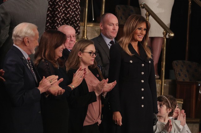 Melania Trump mencuri perhatian ketika ia tiba menghadiri pidato kenegaraan State of the Union di hadapan anggota dewan dengan berbalut busana serba hitam di US Capitol, Washington, DC, Selasa (5/2/2019). Foto: Getty Images
