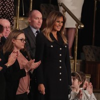 Melania Trump mencuri perhatian ketika ia tiba menghadiri pidato kenegaraan State of the Union di hadapan anggota dewan dengan berbalut busana serba hitam di US Capitol, Washington, DC, Selasa (5/2/2019). Foto: Getty Images