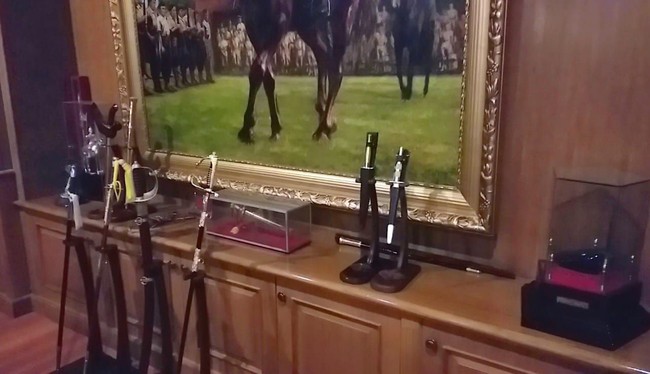 Prabowo Subianto juga mengoleksi sejumlah pedang yang disusun berderetan di atas kabinet. (Foto: Marlinda/detikcom)