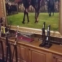 Prabowo Subianto juga mengoleksi sejumlah pedang yang disusun berderetan di atas kabinet. (Foto: Marlinda/detikcom)