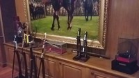 Koleksi pedang, keris Prabowo yang diletakkan di belakang meja kerjanya. 