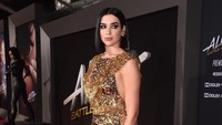 Dua Lipa terlihat menawan dengan dress emas yang dikenakannya. Alberto E. Rodriguez/Getty Images
