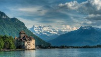 Kalau ini adalah Lake Geneva (Danau Jenewa) Swiss, di sana ada salju di musim dinginnya. Persamaannya, keduanya berpemandangan pegunungan di sisi-sisinya (iStock)